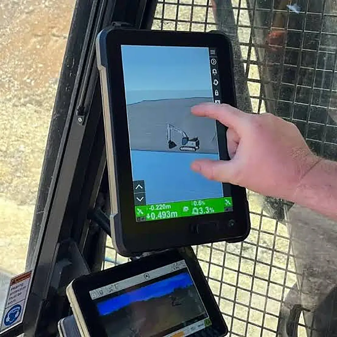 Operador utilizando la pantalla de control 3D en cabina